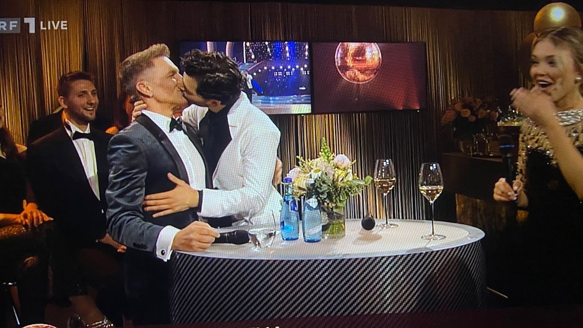 Aaron Karl Küsst Knoll: ORF Tanzstar-Moment