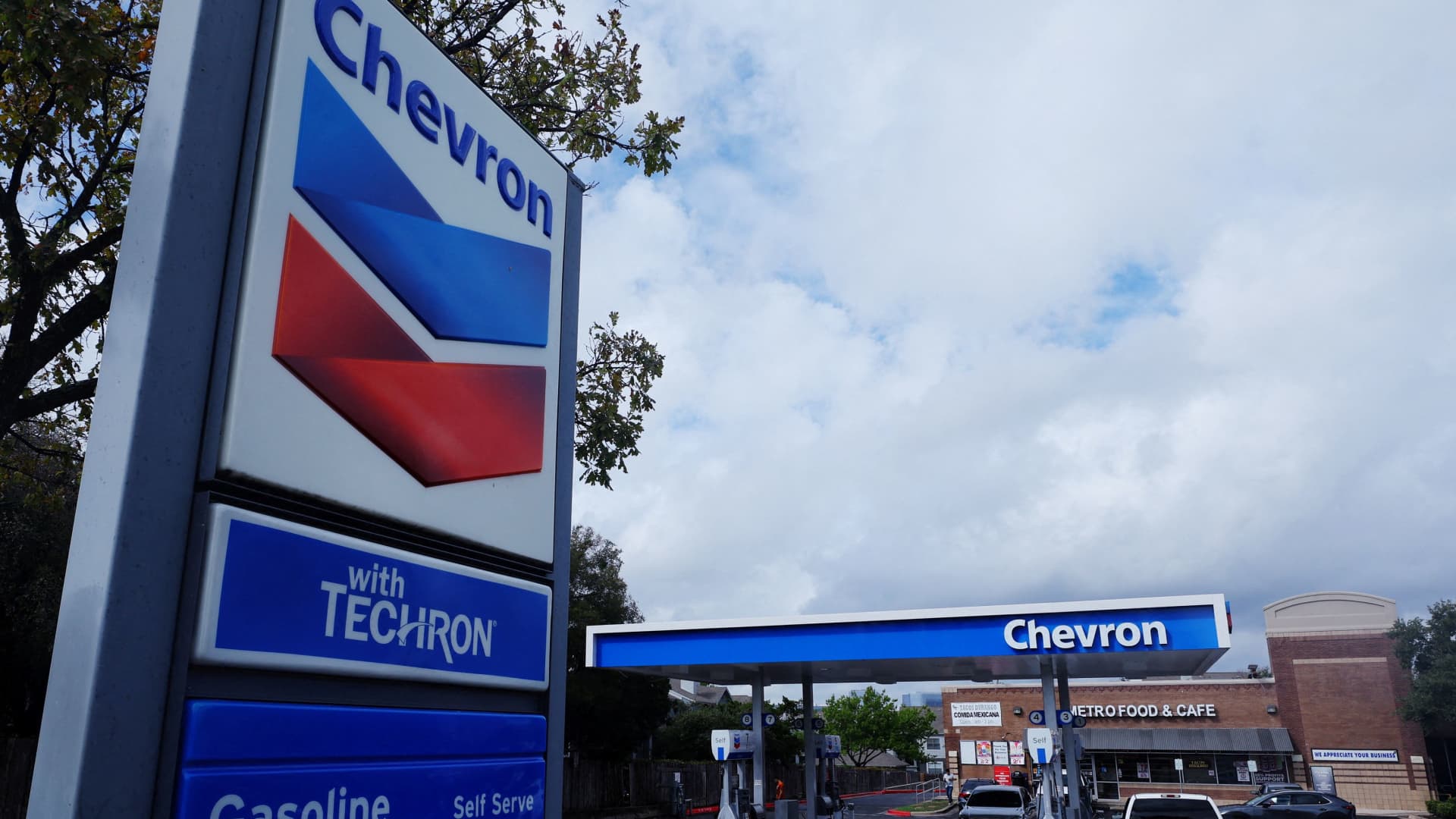 Chevron Stock Slumps: Profit Dip Amidst Oil Price Fall