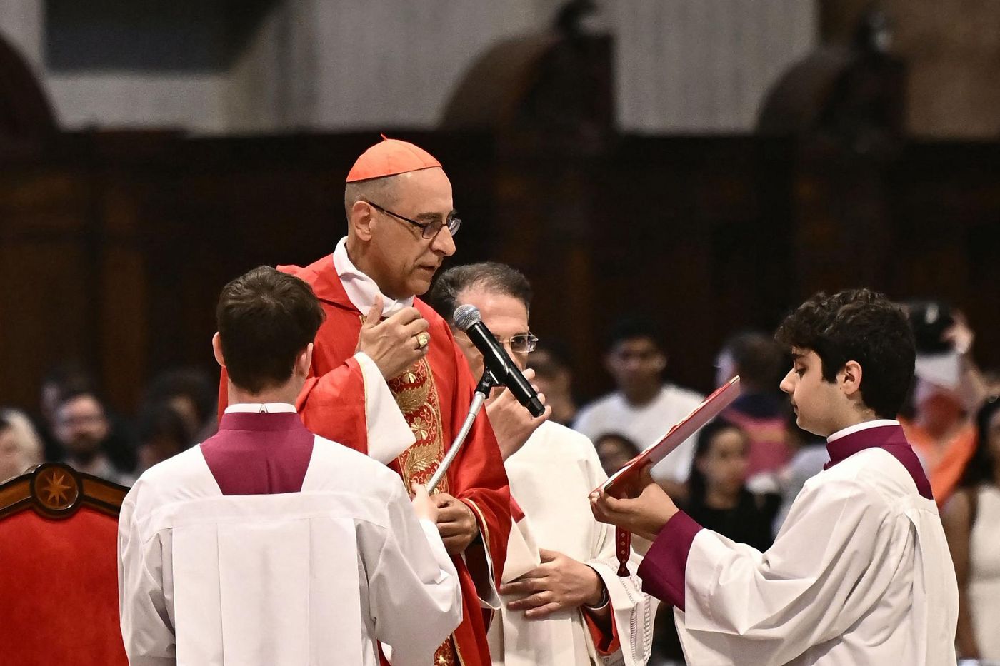 Hommage Vibrant: Le Pape François À Saint-Pierre