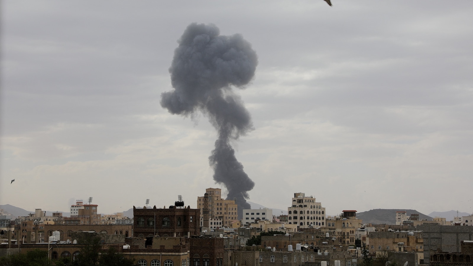 Israel-Yemen Conflict: Airport Strikes & Retaliation